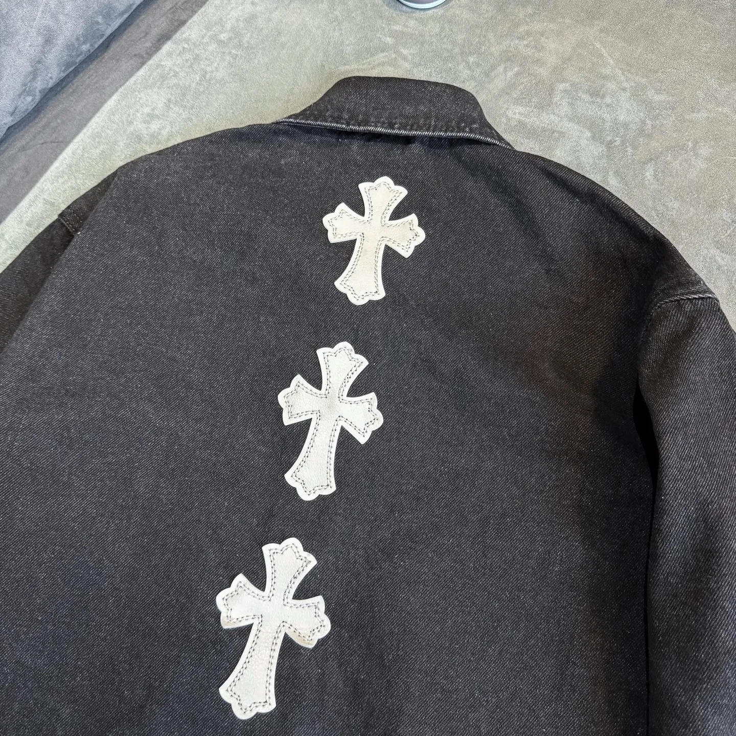 P260 (Correct version, top replica) CH Chromehearts 23ss denim cross-leather black and white jacket denim jacket. A super versatile denim jacket that is breathable, comfortable and elegant! The entire garment is made of super heavy-duty workmanship and is made of denim denim fabric imported from Japan. After the finished product is washed, the loss rate is extremely high! The whole body is made with old craftsmanship and the upper body is stylish! The body has multiple crosses and leather logos sewn on it! Because of the old craftsmanship, everything from gold five to three marks has been re-made with new molds, 100% restored to the original craftsmanship! All the leather characters are laser-aligned. The leather difference is definitely not the same as that of the super-fiber leather on the market. This year’s new sheep leather is used. The finished embroidery guarantees the quality of the entire product❗ It took nearly two months of back-and-forth production to get a satisfactory effect. The various cutting designs really took a lot of effort to achieve a satisfactory experience! The same style for men and women, great for couples!   Color: black with white label Size: S M L